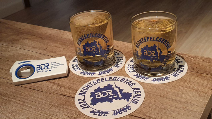 Werbemittel wie Flaschenöffner, Gläser und Bierdeckel